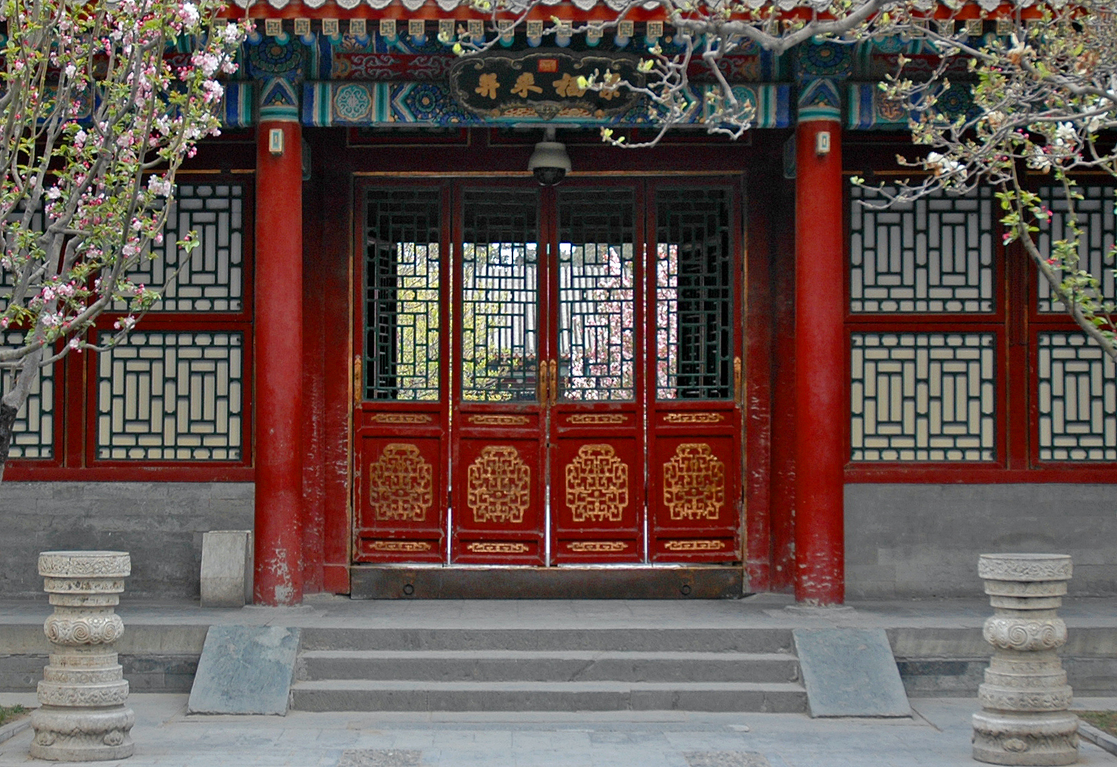 Открытые двери китая. Двери в китайском стиле. Китайский дворец. Китайские двери традиционные. Входная дверь в китайском стиле.