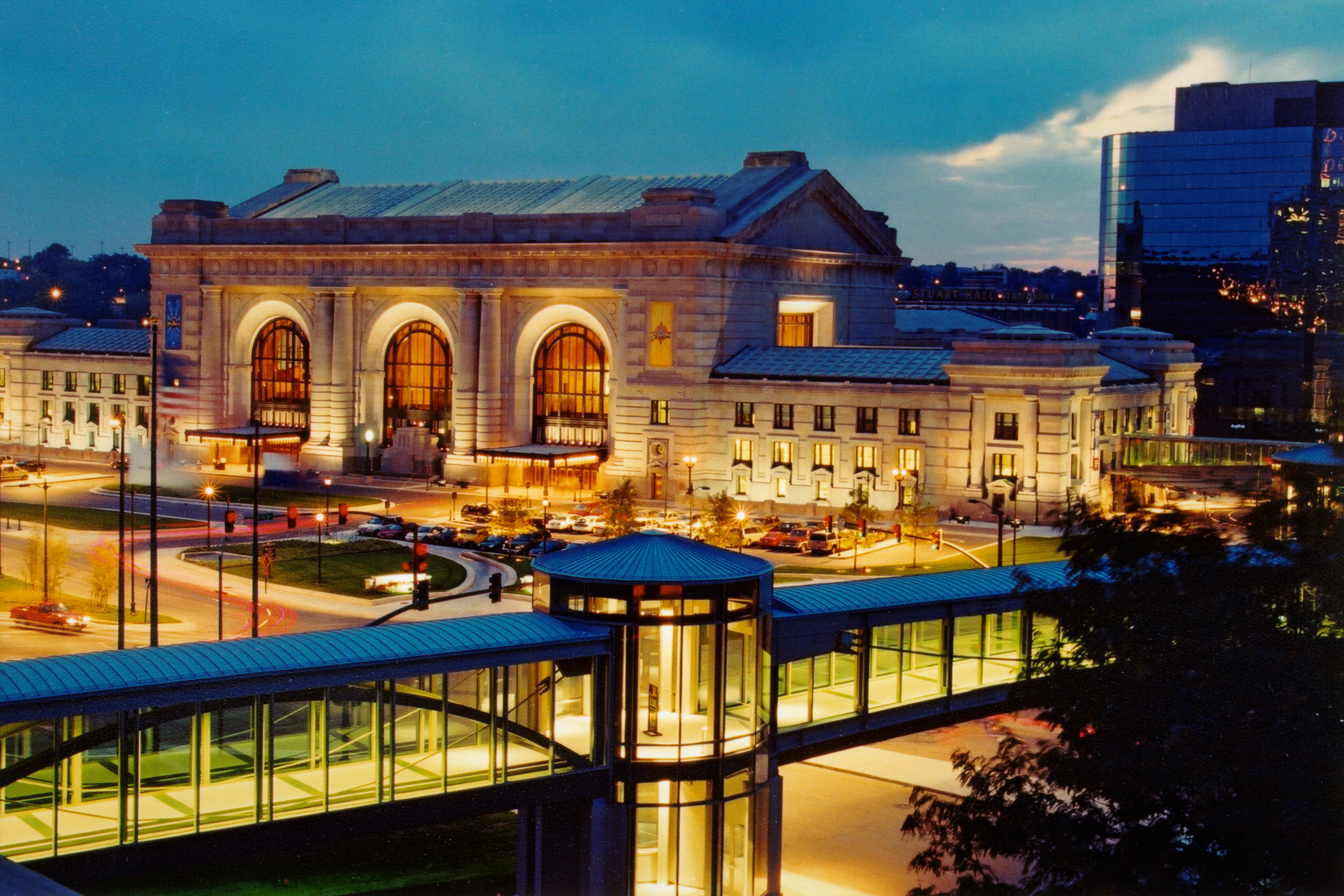 Kansas City Union Station and the Cown Center walkway Shutterbug