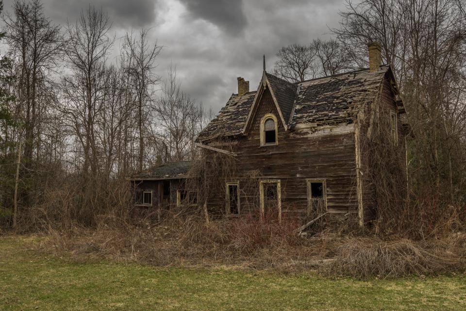 how to describe an old abandoned house