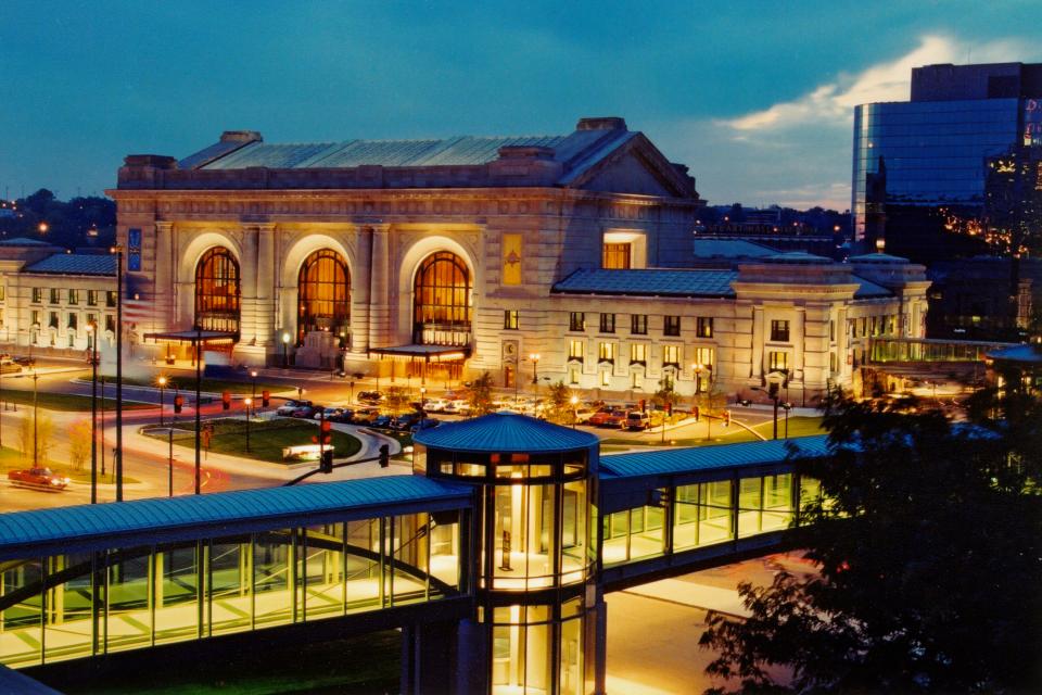 Kansas City Union Station and the Cown Center walkway Shutterbug